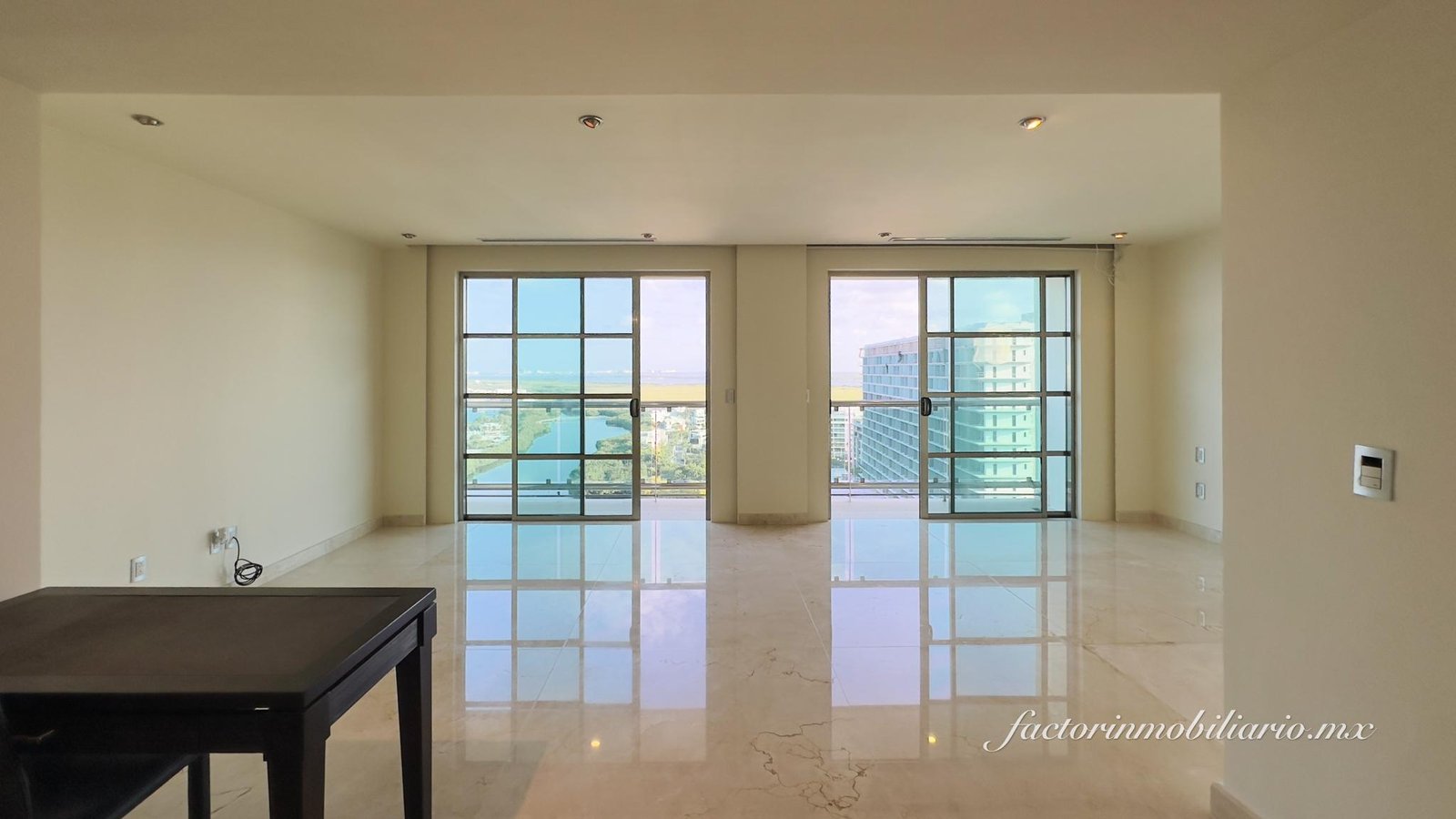 Departamento Novo Cancún en Puerto Cancún de 2 Recámaras en Venta Sin Muebles