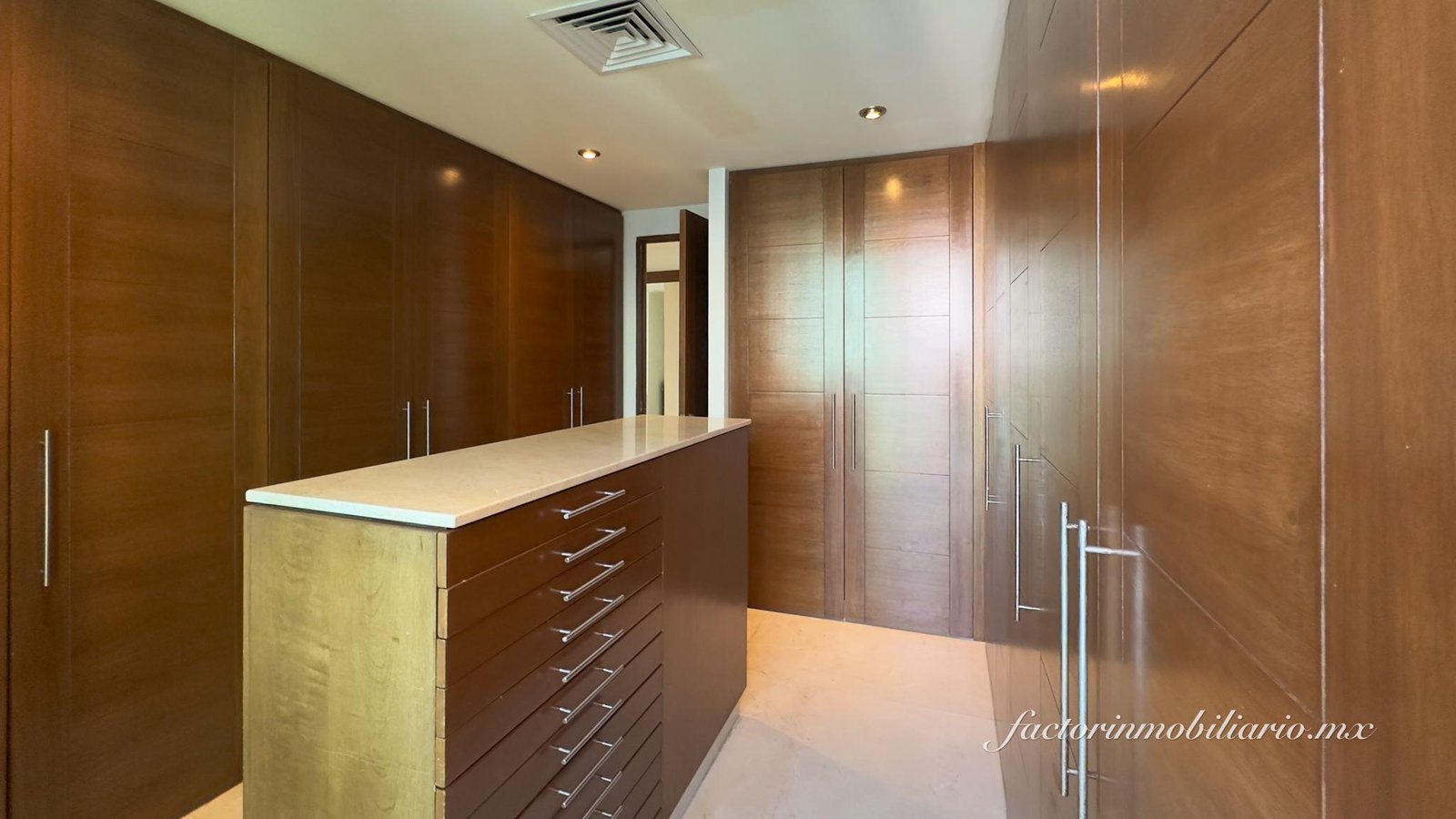 Departamento Novo Cancún en Puerto Cancún de 2 Recámaras en Renta Sin Muebles