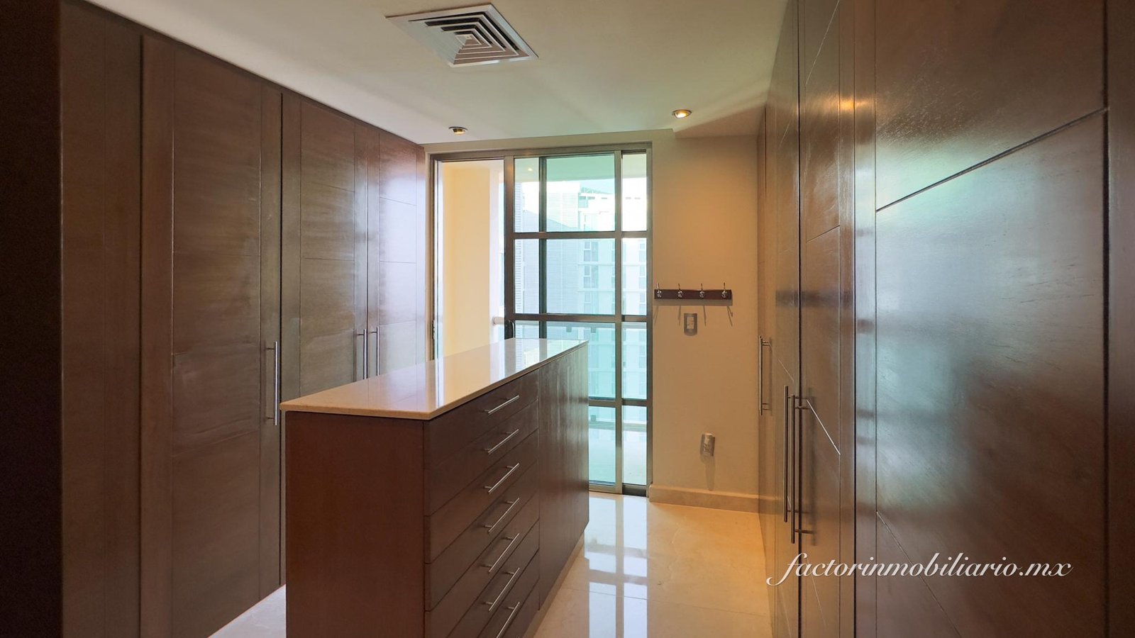 Departamento Novo Cancún en Puerto Cancún de 2 Recámaras en Venta Sin Muebles