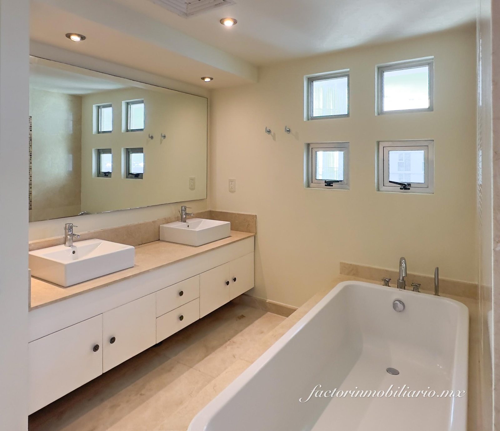 Departamento Novo Cancún en Puerto Cancún de 2 Recámaras en Renta Sin Muebles