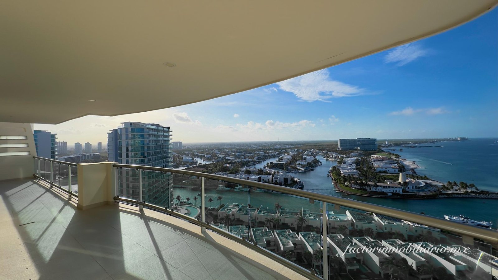 Departamento Novo Cancún en Puerto Cancún de 2 Recámaras en Venta Sin Muebles