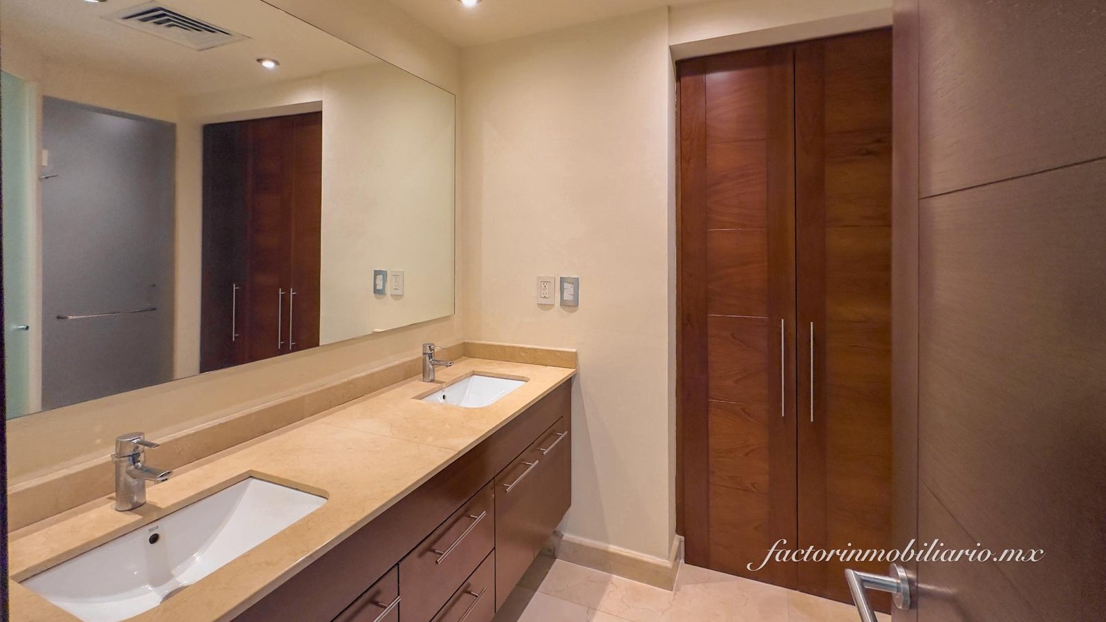 Departamento Novo Cancún en Puerto Cancún de 2 Recámaras en Renta Sin Muebles