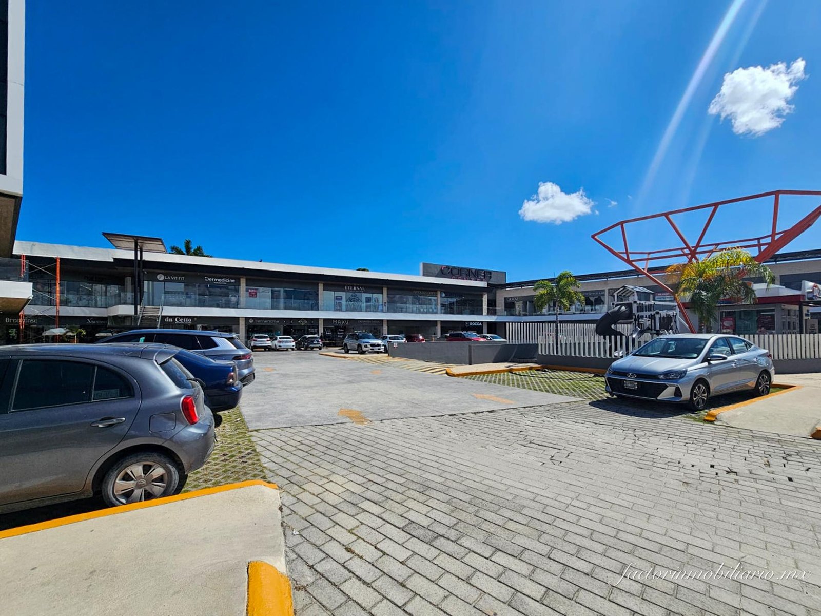 Oficina en Renta en Corner Center sobre Av. Huayacán