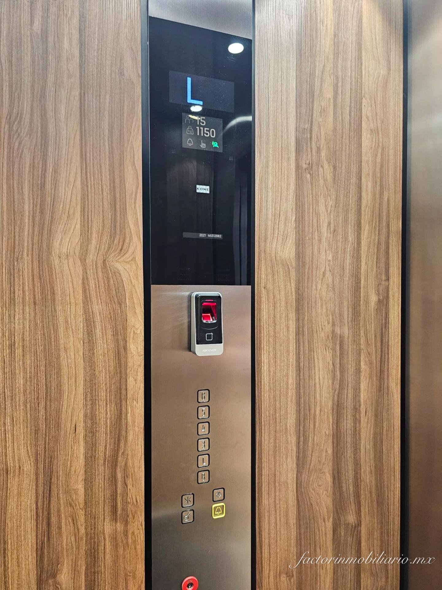 Oficina en Renta en Corner Center sobre Av. Huayacán