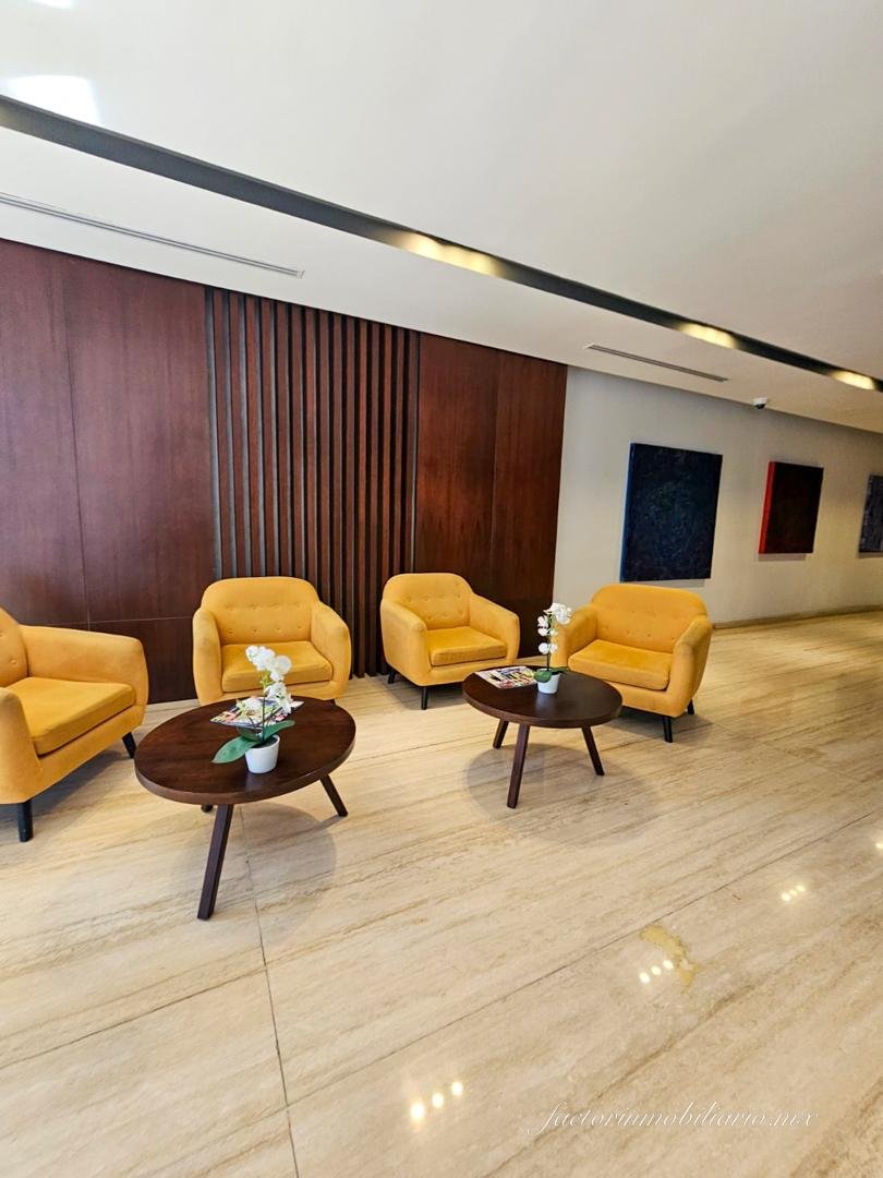 Oficina en Renta en Corner Center sobre Av. Huayacán