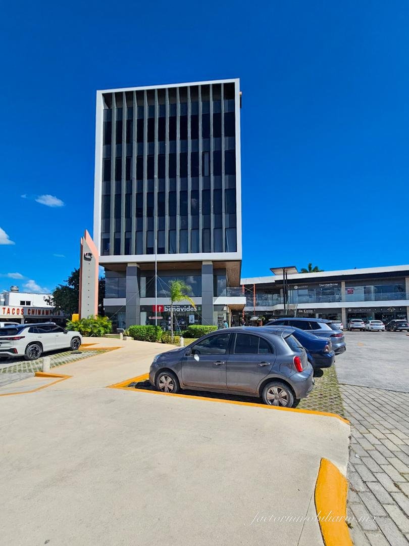 Oficina en Renta en Corner Center sobre Av. Huayacán