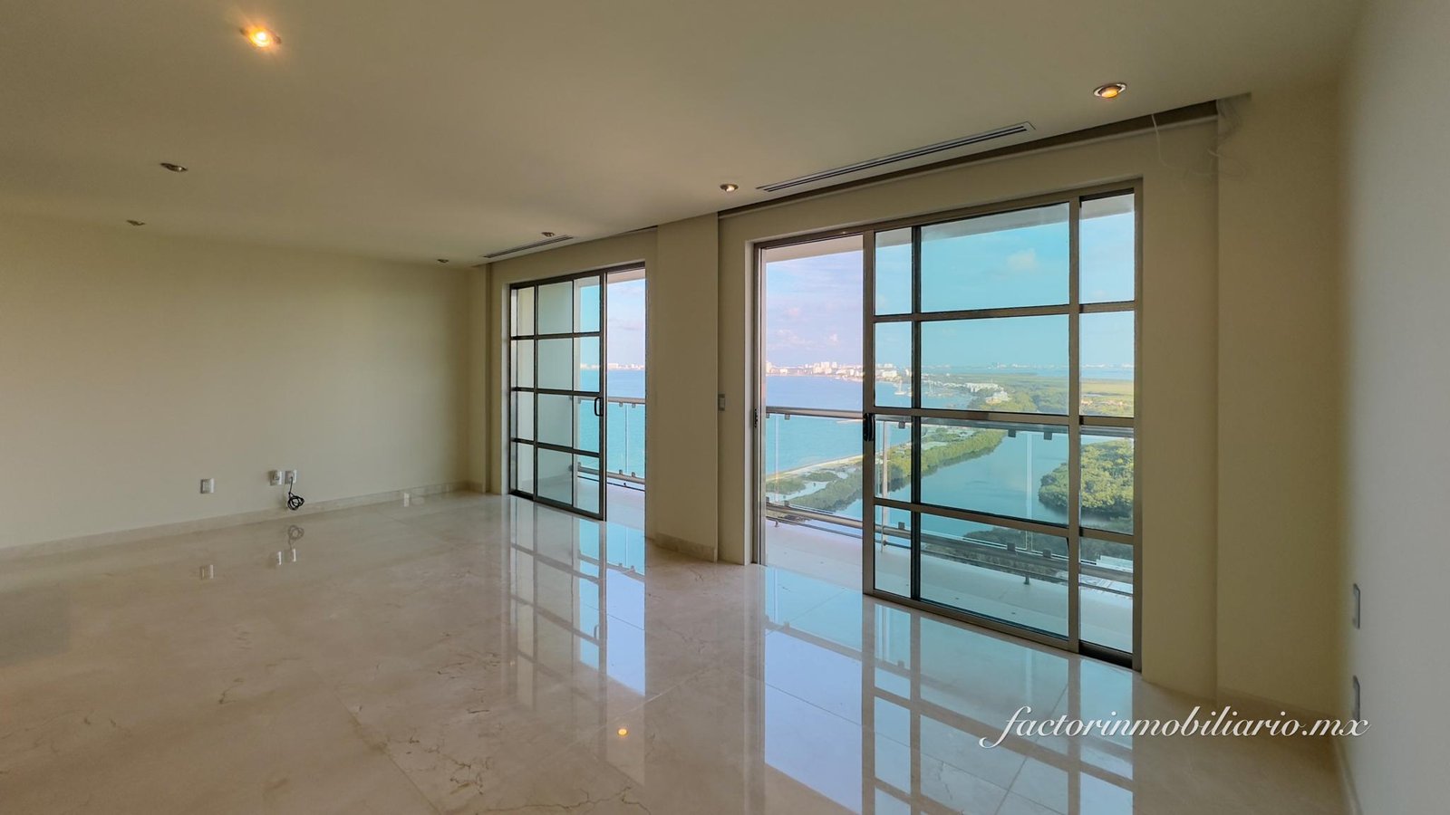 Departamento Novo Cancún en Puerto Cancún de 2 Recámaras en Venta Sin Muebles