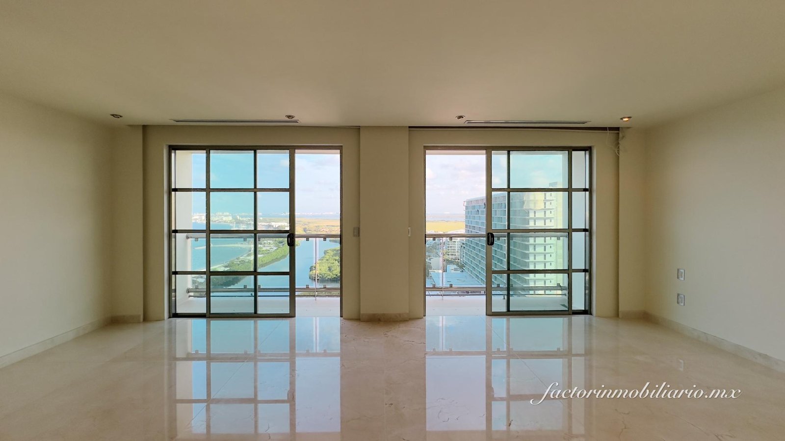 Departamento Novo Cancún en Puerto Cancún de 2 Recámaras en Venta Sin Muebles