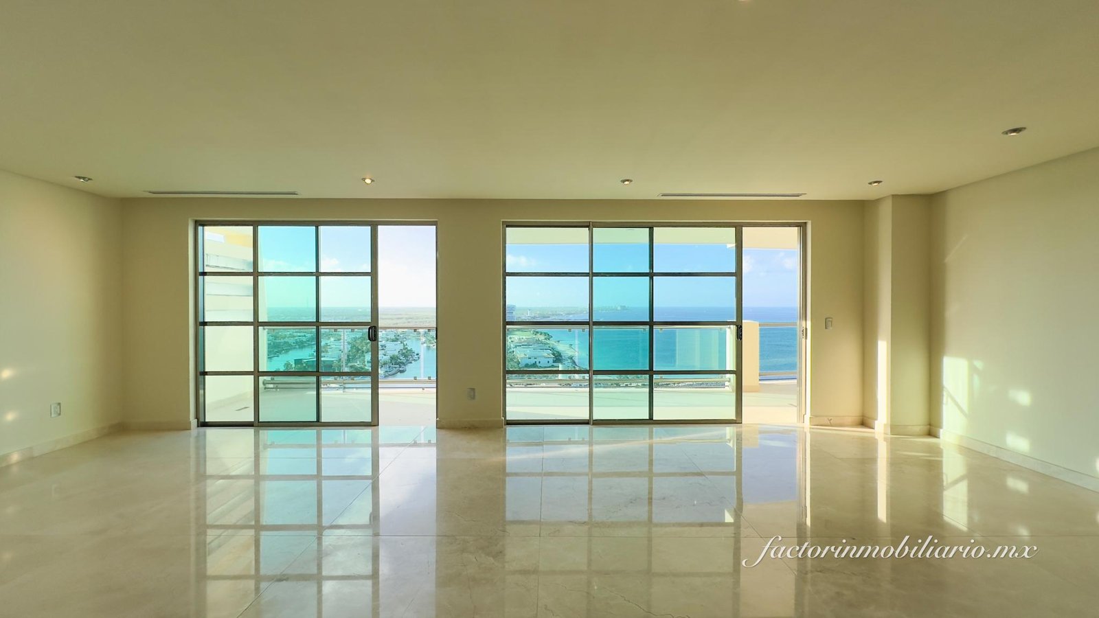 Departamento Novo Cancún en Puerto Cancún de 2 Recámaras en Venta Sin Muebles