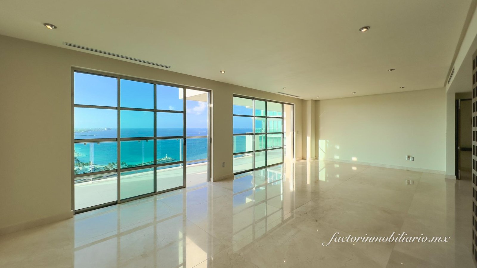 Departamento Novo Cancún en Puerto Cancún de 2 Recámaras en Venta Sin Muebles
