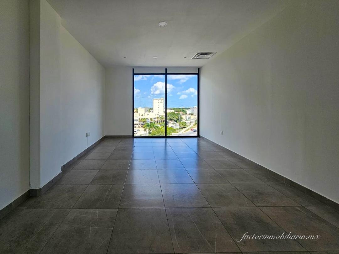 Oficina en Renta en Corner Center sobre Av. Huayacán