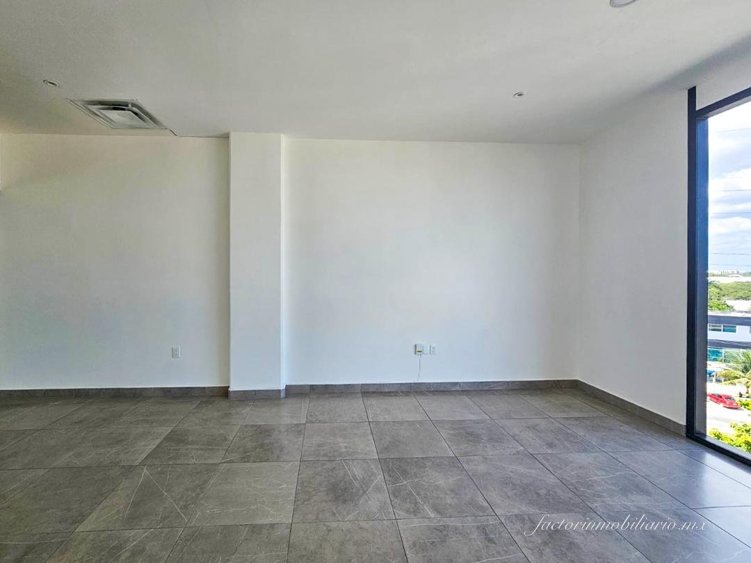 Oficina en Renta en Corner Center sobre Av. Huayacán