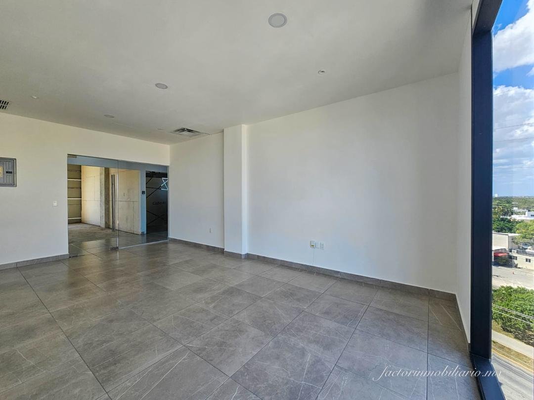 Oficina en Renta en Corner Center sobre Av. Huayacán