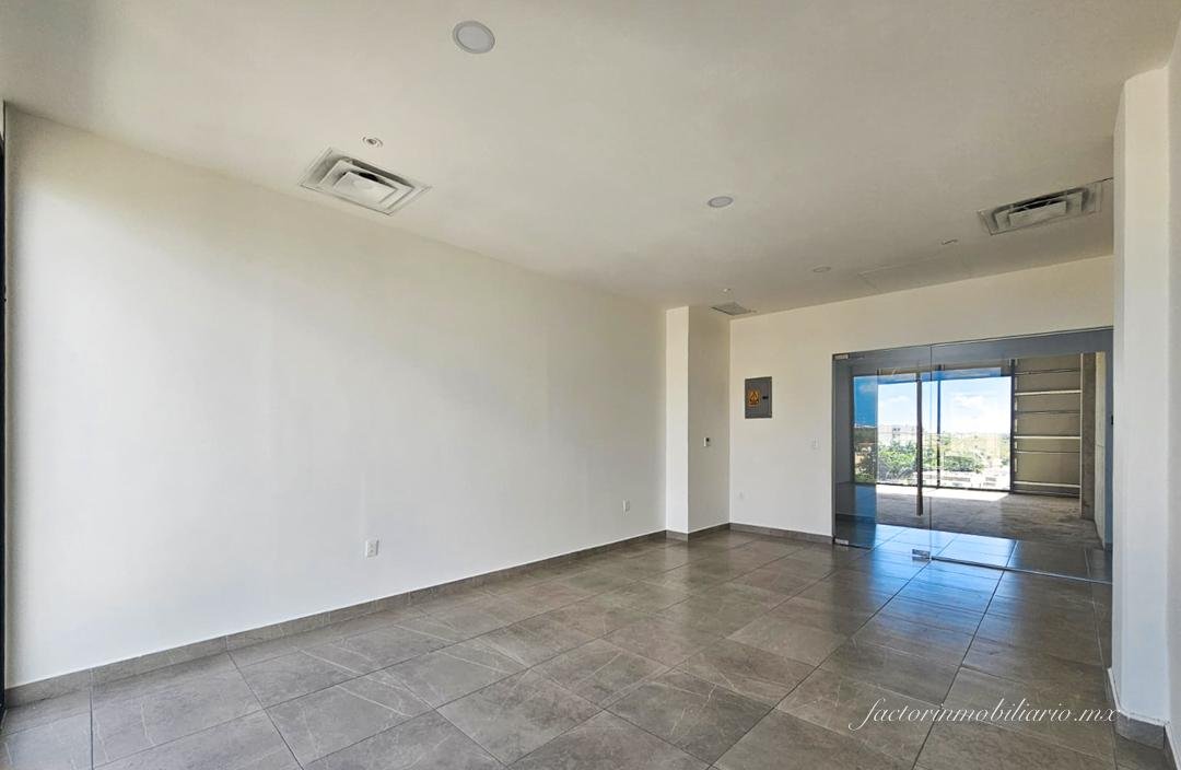 Oficina en Renta en Corner Center sobre Av. Huayacán