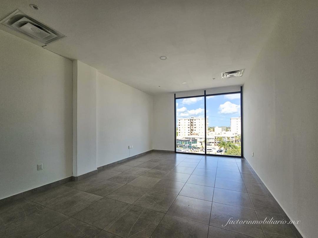 Oficina en Renta en Corner Center sobre Av. Huayacán